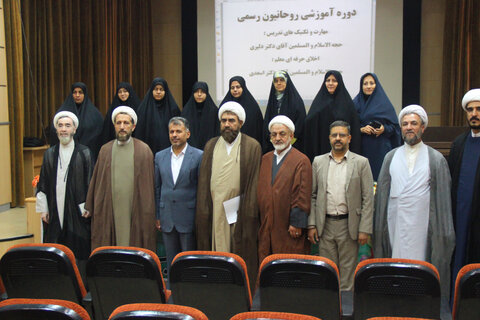 تصاویر / برگزاری دوره آموزش روحانیون رسمی با حضور امام جمعه قزوین