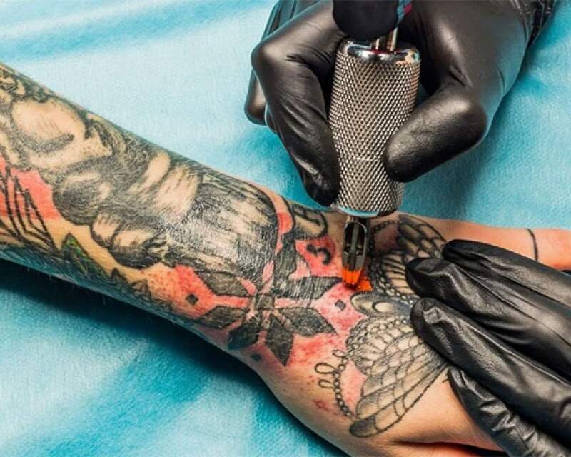 پرونده زیرِ پوست | بررسی فقهی پدیده‌ی تتو در گفت‌وگو با کارشناس احکام