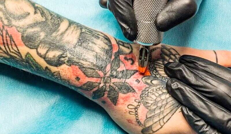 پرونده زیرِ پوست | تبعات پزشکی تتو؛ از انتقال HIV و بیماری‌های پوستی تا عوارض روانی