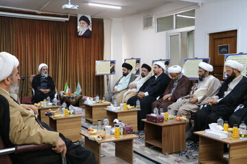 ابعاد اندیشه و نظریات امام راحل(ره) در حوزه‌های علمیه تبیین شود