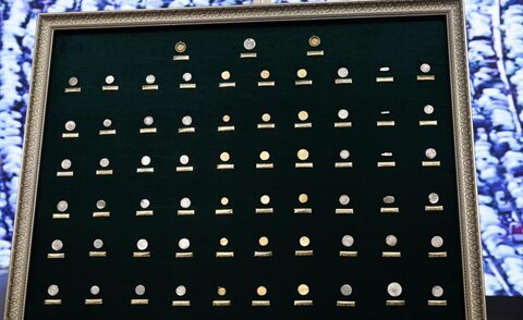 تصاویر/ رونمایی از ۶۳ سکه تاریخی منقوش به نام مبارک حضرت محمد(ص)