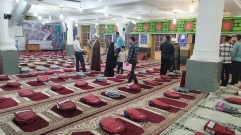 تصاویر/ اهدای ۱۱۲۰ بسته کیف و نوشت‌افزار به دانش‌آموزان کم‌برخوردار دشتستان