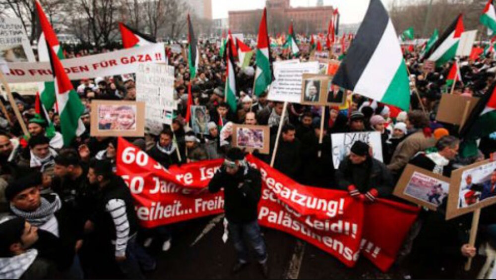 مُحلِّل صهيونيٌّ: إنّها بدايةُ النّهاية والكيان سيزول خلال عاميْن والإسرائيليون يهربون كالفئران مُحلِّل صهيونيٌّ: إنّها بدايةُ النّهاية والكيان سيزول خلال عاميْن والإسرائيليون يهربون كالفئران