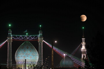 تصاویر/ ماه‌گرفتگی در آسمان قم