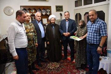 تصاویر/ دیدار امام جمعه خوی با دو خانواده شهید