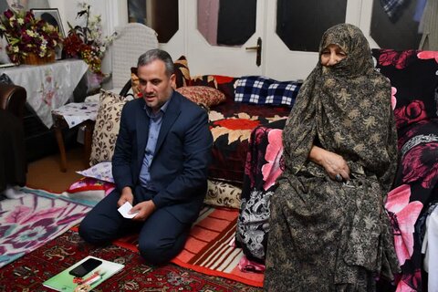 تصاویر/ دیدار امام جمعه خوی با دو خانواده شهید