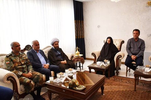 تصاویر/ دیدار امام جمعه خوی با دو خانواده شهید