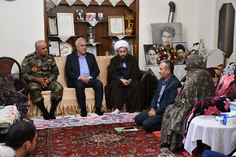 تصاویر/ دیدار امام جمعه خوی با دو خانواده شهید