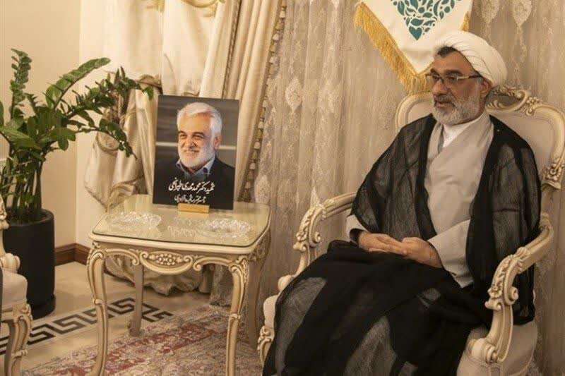 دبیر شورای‌عالی انقلاب فرهنگی با خانواده شهید طهرانچی دیدار کرد