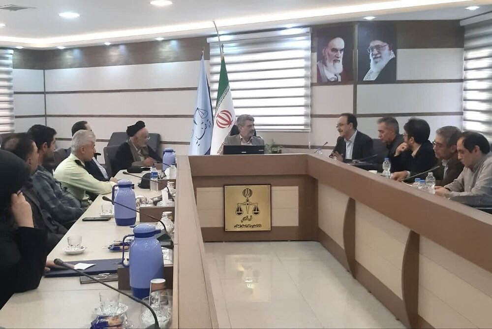 نخبگان در کاهش دعاوی، حل اختلاف بین مردم و ایجاد صلح و سازش در جامعه اثرگذار باشند