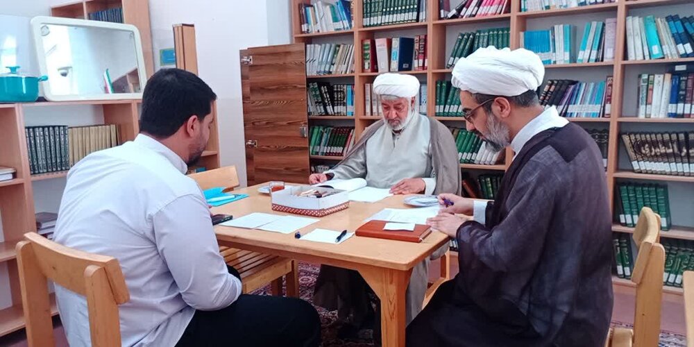 برگزاری جلسات دفاع پایان‌نامه‌های پایه ششم مدرسه علمیه مصلی یزد