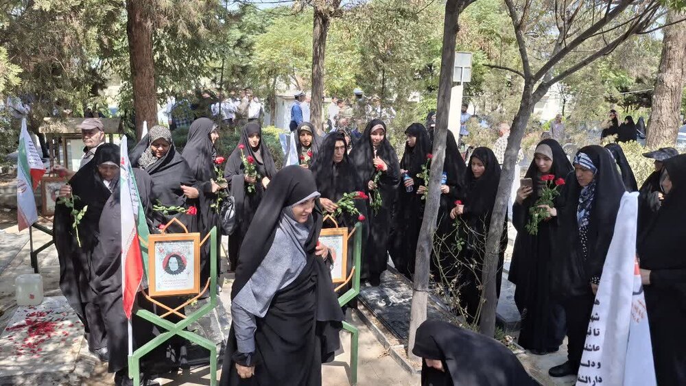 تجدید میثاق خواهران طلبه مدارس علمیه خواهران استان تهران با شهدای ۱۷ شهریور+ تصاویر