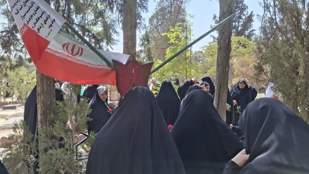 تجدید میثاق خواهران طلبه مدارس علمیه خواهران استان تهران با شهدای ۱۷ شهریور+ تصاویر