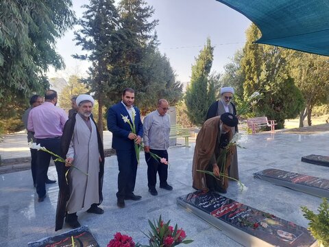 تصاویر عطرافشانی ضریح مطهر امامزاده عبدالله(ع) خرم آباد در اولین روز از هفته وقف