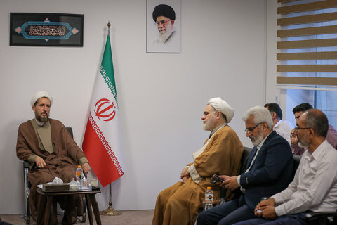 تصاویر / دیدار جمعی از فعالان عرصه امر به معروف ونهی از منکر با امام جمعه قزوین