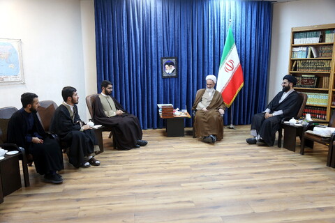 عمامه گذاری تعدادی از طلاب توسط آیت الله اعرافی
