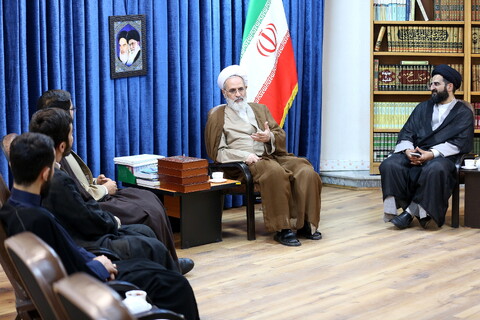 عمامه گذاری تعدادی از طلاب توسط آیت الله اعرافی
