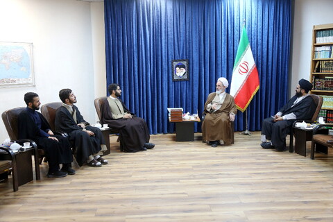 عمامه گذاری تعدادی از طلاب توسط آیت الله اعرافی
