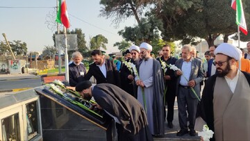 تصاویر / آیین غبارروبی و عطر افشانی آستان مقدس امامزاده حسین ع و گلزار شهدا قزوین توسط مدیر وکارکنان اداره کل اوقاف وامور خیریه استان قزوین