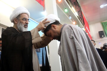 تصاویر / مراسم عمامه گذاری طلاب توسط آیت الله فاضل لنکرانی در روز میلاد پیامبر (ص)