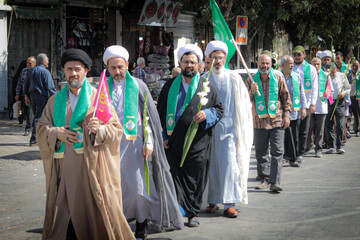 تصاویر/ برگزاری شادپیمایی خانوادگی طلاب همدان از حوزه علمیه تا میدان امام خمینی
