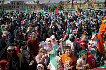 تصاویر/ شادپیمایی مردم همدان از میدان امام خمینی همدان به سمت میدان امامزاده عبدالله