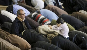 احکام شرعی | آیا بلندکردن صدا در نماز برای هشدار به دیگران جایز است؟