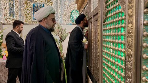 تصاویر / آیین غبارروبی و عطر افشانی آستان مقدس امامزاده حسین ع و گلزار شهدا قزوین توسط مدیر وکارکنان اداره کل اوقاف وامور خیریه استان قزوین