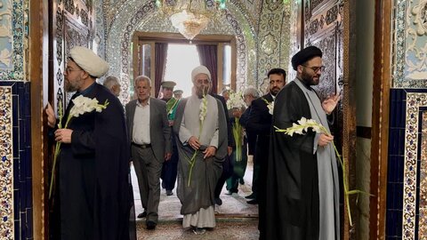 تصاویر / آیین غبارروبی و عطر افشانی آستان مقدس امامزاده حسین ع و گلزار شهدا قزوین توسط مدیر وکارکنان اداره کل اوقاف وامور خیریه استان قزوین