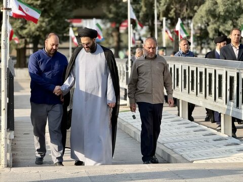 تصاویر / آیین غبارروبی و عطر افشانی آستان مقدس امامزاده حسین ع و گلزار شهدا قزوین توسط مدیر وکارکنان اداره کل اوقاف وامور خیریه استان قزوین