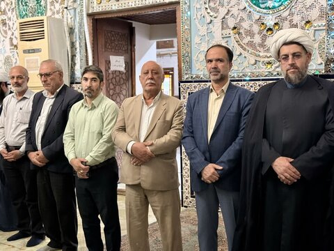 تصاویر / آیین غبارروبی و عطر افشانی آستان مقدس امامزاده حسین ع و گلزار شهدا قزوین توسط مدیر وکارکنان اداره کل اوقاف وامور خیریه استان قزوین