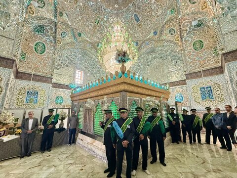 تصاویر / آیین غبارروبی و عطر افشانی آستان مقدس امامزاده حسین ع و گلزار شهدا قزوین توسط مدیر وکارکنان اداره کل اوقاف وامور خیریه استان قزوین