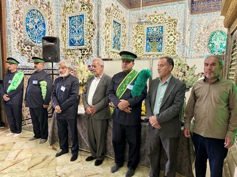 تصاویر / آیین غبارروبی و عطر افشانی آستان مقدس امامزاده حسین ع و گلزار شهدا قزوین توسط مدیر وکارکنان اداره کل اوقاف وامور خیریه استان قزوین