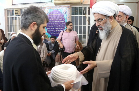 تصاویر / مراسم عمامه گذاری طلاب توسط آیت الله فاضل لنکرانی در روز میلاد پیامبر (ص)