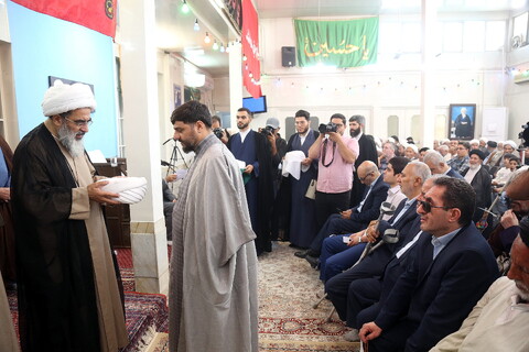 تصاویر / مراسم عمامه گذاری طلاب توسط آیت الله فاضل لنکرانی در روز میلاد پیامبر (ص)