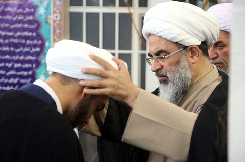 تصاویر / مراسم عمامه گذاری طلاب توسط آیت الله فاضل لنکرانی در روز میلاد پیامبر (ص)