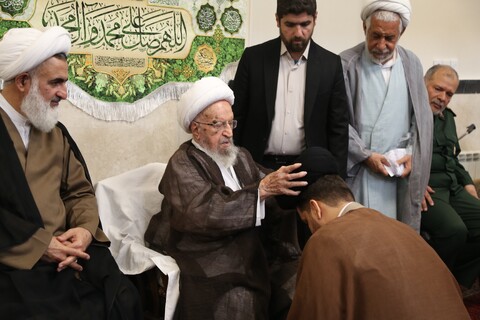 تصاویر/ عمامه گذاری جمعی از طلاب توسط آیت العظمی مکارم شیرازی