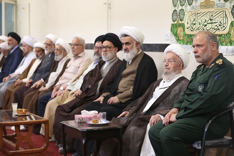 تصاویر/ عمامه گذاری جمعی از طلاب توسط آیت العظمی مکارم شیرازی