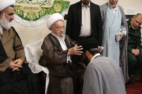 تصاویر/ عمامه گذاری جمعی از طلاب توسط آیت العظمی مکارم شیرازی