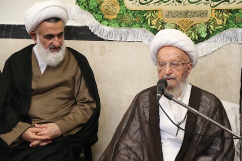 تصاویر/ عمامه گذاری جمعی از طلاب توسط آیت العظمی مکارم شیرازی