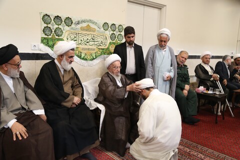 تصاویر/ عمامه گذاری جمعی از طلاب توسط آیت العظمی مکارم شیرازی