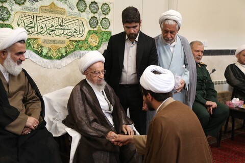 تصاویر/ عمامه گذاری جمعی از طلاب توسط آیت العظمی مکارم شیرازی