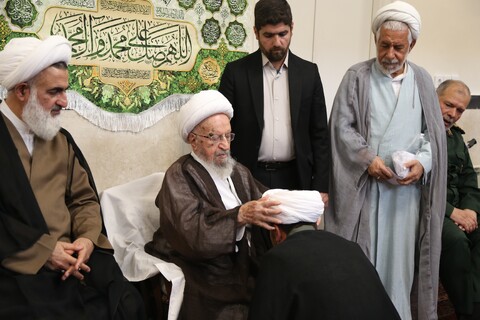 تصاویر/ عمامه گذاری جمعی از طلاب توسط آیت العظمی مکارم شیرازی