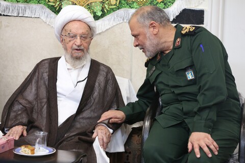 تصاویر/ عمامه گذاری جمعی از طلاب توسط آیت العظمی مکارم شیرازی