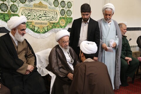 تصاویر/ عمامه گذاری جمعی از طلاب توسط آیت العظمی مکارم شیرازی
