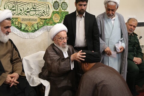 تصاویر/ عمامه گذاری جمعی از طلاب توسط آیت العظمی مکارم شیرازی