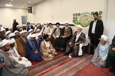 تصاویر/ عمامه گذاری جمعی از طلاب توسط آیت العظمی مکارم شیرازی