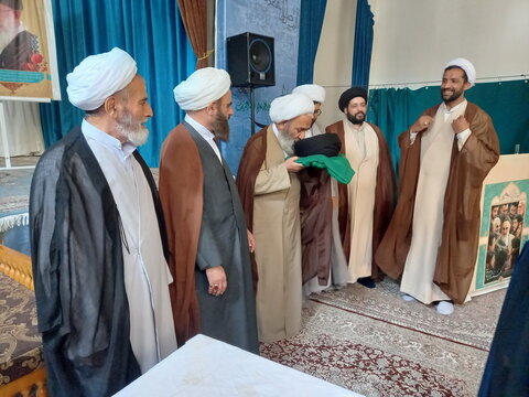 تصاویر/ آیین عمامه‌گذاری طلاب مدرسه علمیه المهدی(عج) آران و بیدگل