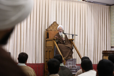 همزمان با سالروز ولادت پیامبر گرامی اسلام (صلی الله علیه و آله و سلم) و حضرت امام جعفر صادق (علیه السلام)، آیین عمامه گذاری جمعی از طلاب به دست مبارک حضرت آیت الله العظمی جوادی آملی برگزار گردید.