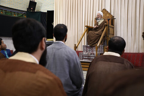 همزمان با سالروز ولادت پیامبر گرامی اسلام (صلی الله علیه و آله و سلم) و حضرت امام جعفر صادق (علیه السلام)، آیین عمامه گذاری جمعی از طلاب به دست مبارک حضرت آیت الله العظمی جوادی آملی برگزار گردید.